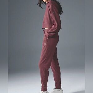 ALO Yoga muse Burgundy truffle